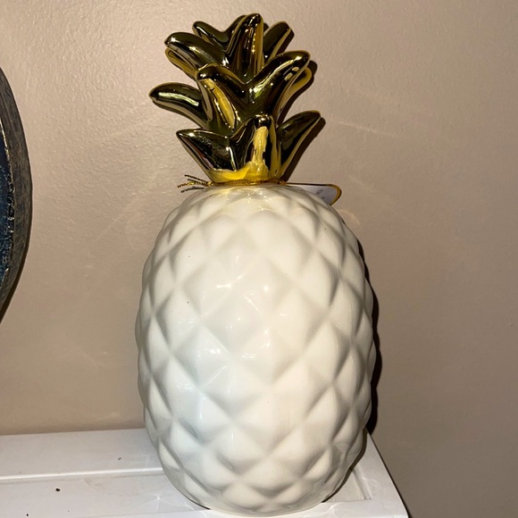 Hazel & Co. White and Gold Crown Ceramic Pineapple Figurine Decor - Picture 10 of 16